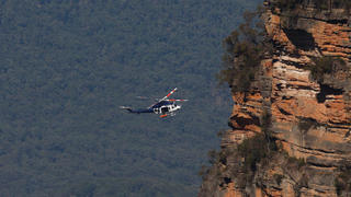  BLUE MOUNTAINS LANDSLIP ACCIDENT, A NSW Police helicopter retrieves the bodies of a father and son from a walking track where a landslide killed 2 and injured two others at Wentworth Falls in the Blue Mountains, NSW, west of Sydney, Tuesday, April 5, 2022.  ACHTUNG: NUR REDAKTIONELLE NUTZUNG, KEINE ARCHIVIERUNG UND KEINE BUCHNUTZUNG SYDNEY NSW AUSTRALIA PUBLICATIONxINxGERxSUIxAUTxONLY Copyright: xSUPPLIEDx 20220405001643783219