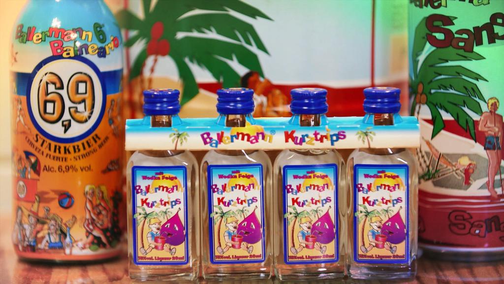 Mit Ballermann-Schnaps fing es an - Lizenzprodukte spülen bis heute viel Geld in die Kasse von Annette und André Engelhardt.