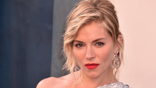 PAP03222532 LOS ANGELES, CALIFORNIA - March 27: Sienna Miller Arrivals for the Vanity Fair Oscar Party hosted by Radhika Jones at the Wallis Annenberg Center for the Performing Arts in Los Angeles, California, on March 27, 2022. Photo by Jeffrey Mayer 278686 2022-03-27 California Beverly Hills PUBLICATIONxINxGERxAUTxONLY Copyright: xPapixsx/xStarfacex STAR_278686_036 