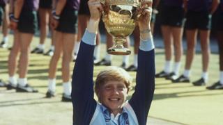 Der erst 17jährige Boris Becker strahlt 1985 und hebt triumphierend den Siegerpokal empor. Foto: Schrader