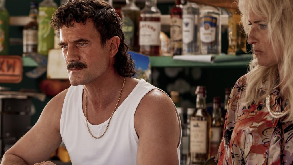 Ralle (Sönke Möhring) im "König von Palma" steht für den Style der späten Achtziger: Vokuhila, Pornobalken, ärmeloses Muscle-Shirt.