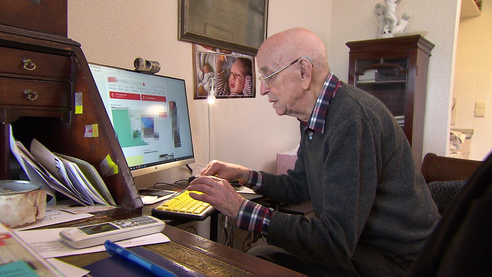 Online-Shopping ist für den 100-jährigen Gerhard gar kein Problem.
