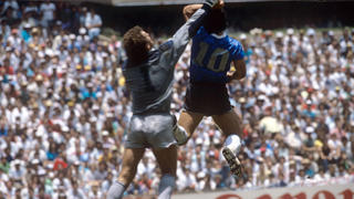 ARCHIV - 22.06.1986, Mexiko, Mexiko-Stadt: Es stehen sich am 22. Juni 1986, dem Viertelfinalspiel der Weltmeisterschaft 1986 in Mexiko, Argentinien und England gegenüber. Das Spiel endete 2:1 für Argentinien. Der Argentinier Diego Maradona (r) erzielt das Tor mit der «Hand Gottes» gegen den englischen Tormann Peter Shilton. (zu dpa ««Hand Gottes»: Maradonas WM-Trikot von 1986 wird versteigert») Foto: -/dpa +++ dpa-Bildfunk +++
