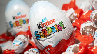 Ferrero hat vorsorglich einen deutschlandweiten Rückruf von mehreren seiner Kinder-Schokolade-Produkten gestartet. Grund sind Salmonellen-Infektionen in neun europäischen Ländern.