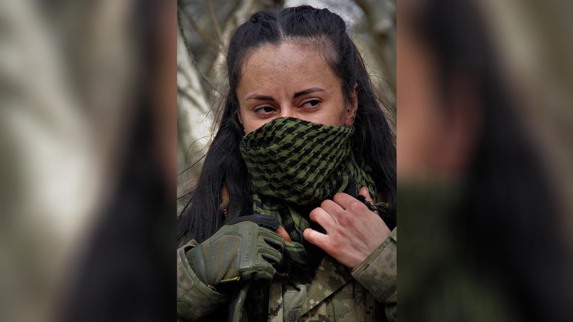 Ukrainisches Militär feiert Sniperin "Charcoal": "Ich werde bis zum
