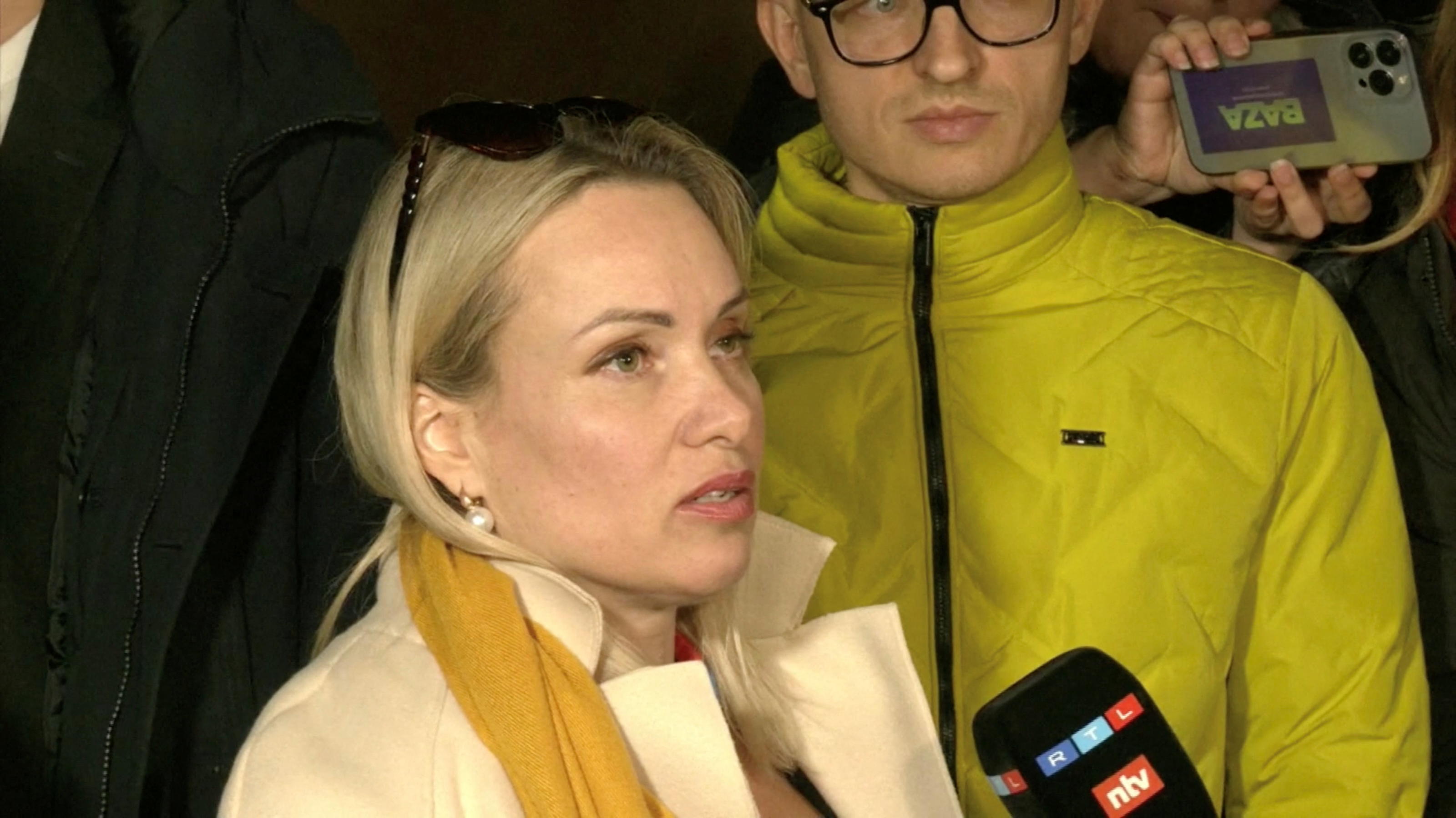 Marina Owsjannikowa verlässt mit ihrem Anwalt am Dienstagabend das Gerichtsgebäude.