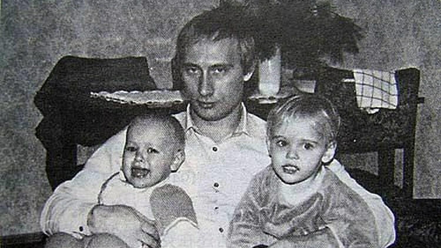 Wladimir Putin hält seine Töchter im Arm