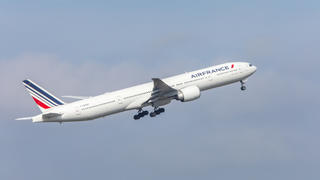 Eine Boeing 777-300 von Air France. Ein Flugzeug dieses Typs gerät bei der Landung am Flughafen Charles de Gaulle in Paris außer Kontrolle.
