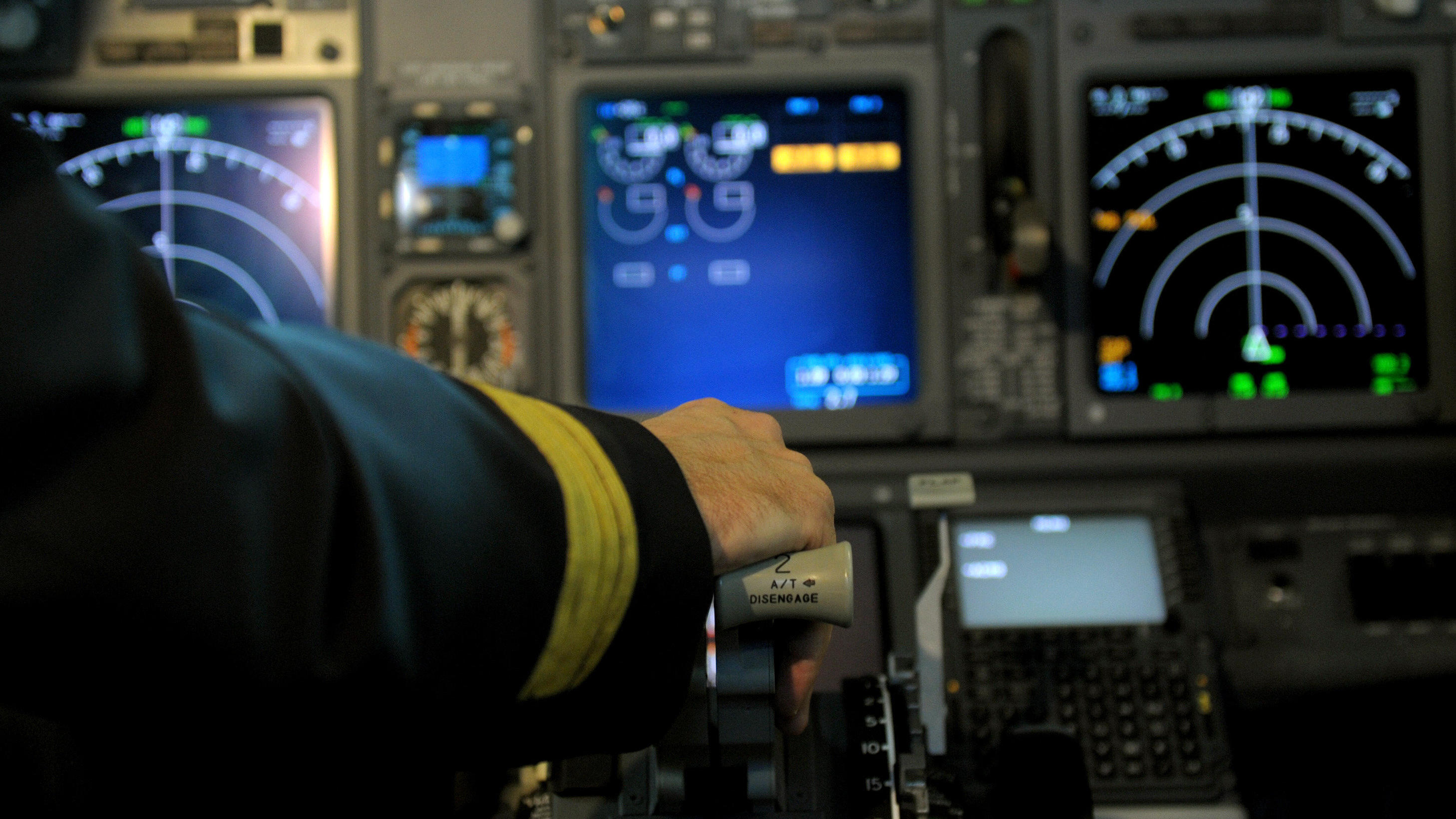 ARCHIV - ILLUSTRATION - Ein Pilot sitzt am 24.02.2012 in Düsseldorf im Cockpit einer Boeing 737-800. Jeder dritte Pilot in Europa ist einer Umfrage zufolge schon einmal hinter dem Steuerknüppel eingeschlafen.   Foto: Caroline Seidel/dpa   (zu dpa «St