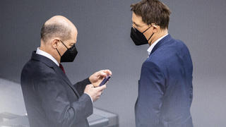  L-R Olaf Scholz SPD, Bundeskanzler, und Karl Lauterbach SPD, Bundesminister fuer Gesundheit, aufgenommen im Rahmen der Debatte im Deutschen Bundestag um die Impfpflicht in Deutschland. Berlin, 07.04.2022. Berlin Deutschland *** L R Olaf Scholz SPD , German Chancellor, and Karl Lauterbach SPD , German Minister of Health, recorded during the debate in the German Bundestag about compulsory vaccination in Germany Berlin, 07 04 2022 Berlin Germany Copyright: xFlorianxGaertner/photothek.dex