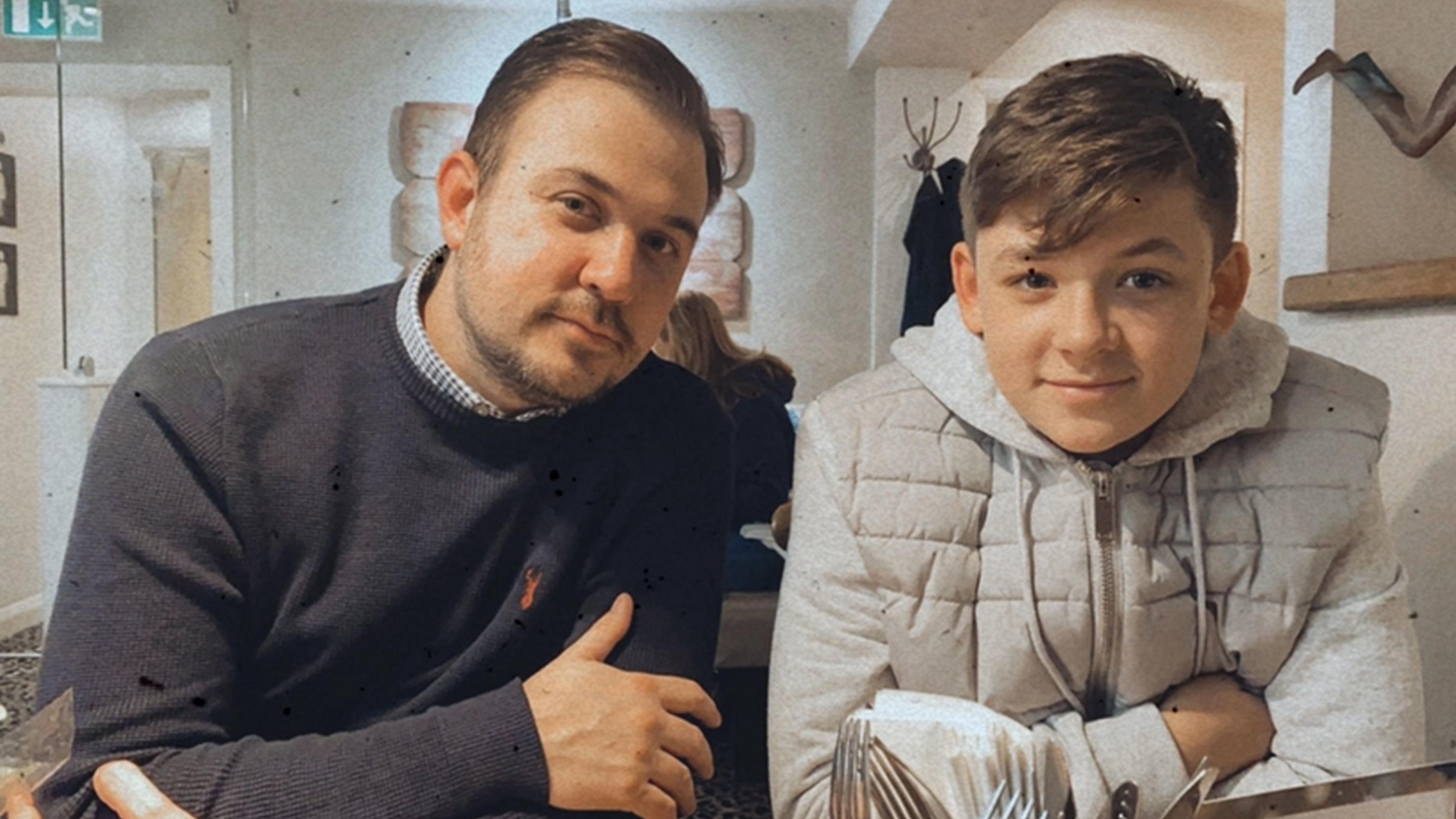 Calum und sein Papa David. Seine Eltern fahren den 14-Jährigen jeden Tag zur Schule - aus Angst.