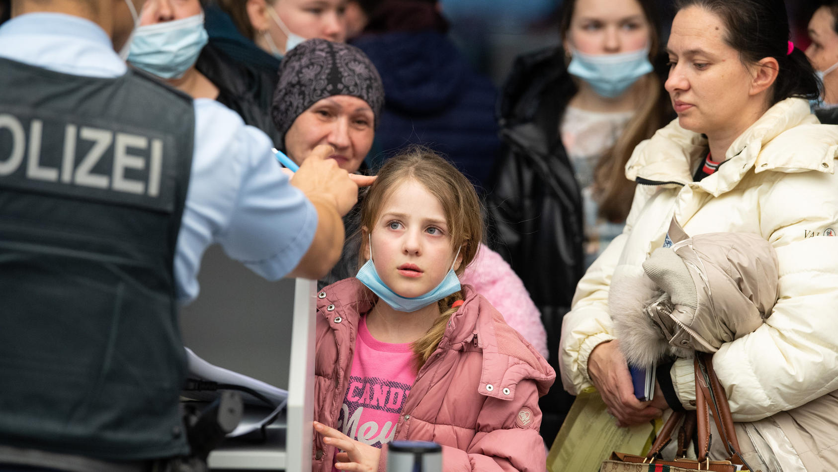 25.03.2022, Hessen, Frankfurt/Main: Flüchtlinge aus der Ukraine warten nach ihrer Landung auf dem Flughafen Frankfurt auf ihre Registrierung durch die Bundespolizei. Die Flüchtlinge waren aus Moldau, einem Nachbarland der Ukraine, ausgeflogen worden.