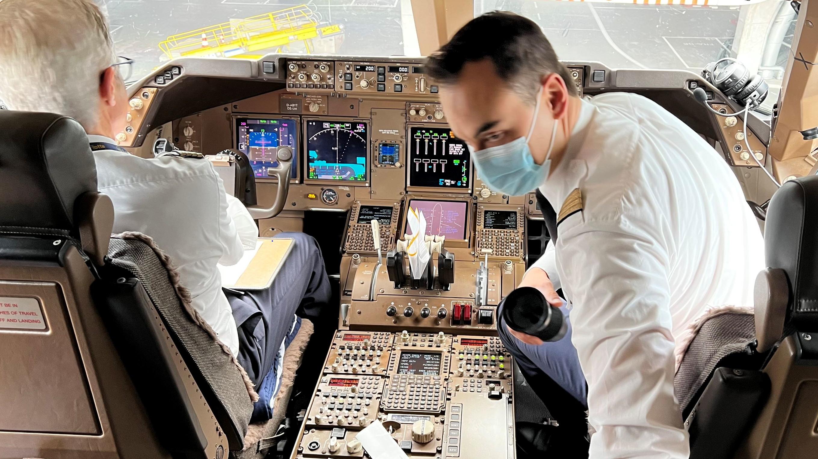 "Ready for Takeoff" - Kapitän und First Officer sind startklar, um die RTL.news-Gewinner und alle anderen Passagiere in der Boeing 747 von Frankfurt nach Mallorca zu bringen.