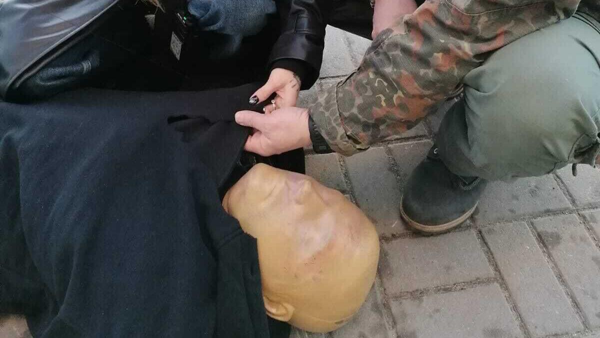 Butscha-Leichenfotos gefaket? Der angebliche ukrainische Soldat ist in Wirklichkeit Stuntman, wie die russische Regieassistentin auf RTL-Anfrage erklärt
