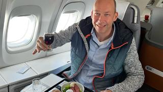 Herzlich willkommen an Bord! Sönke Schachtschneider und seine Frau sind die Gewinner des Flugs in der Business Class der Boeing 747 von Lufthansa