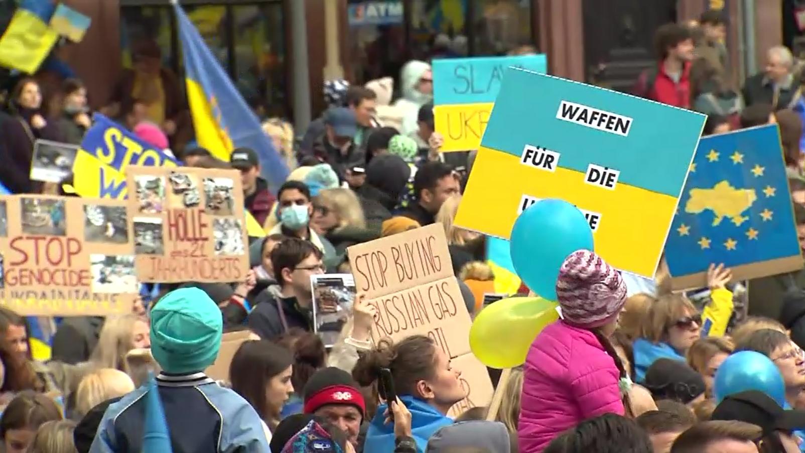 Viele Menschen nahmen an einer Gegendemonstration in Frankfurt teil.