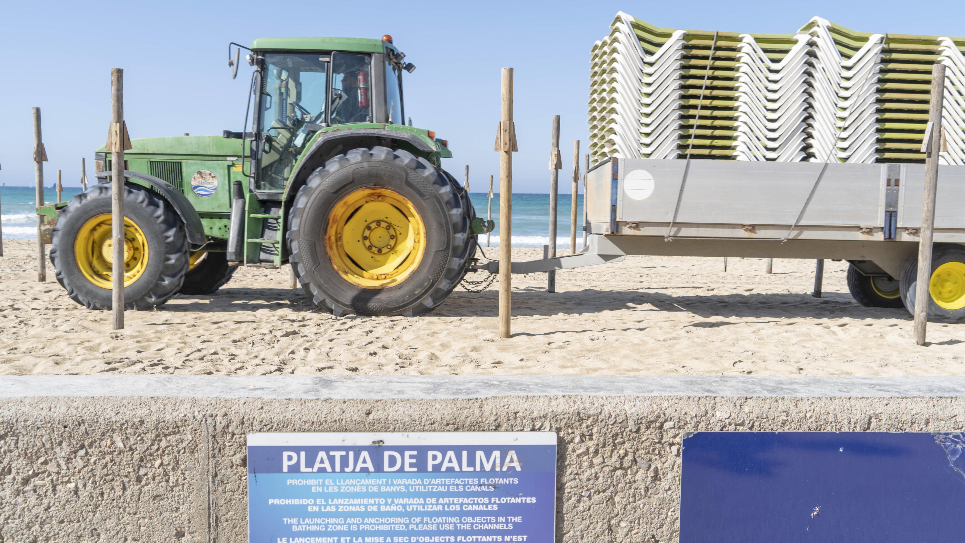  Eindrücke vom Strand in Playa de Palma auf der Insel Mallorca zum Saisonstart 2022 kurz vor den Osterferien - Der Aufbau der Strandliegen hat begonnenEindrücke vom Strand in Playa de Palma auf der Insel Mallorca zum Saisonstart 2022 kurz vor den Ost