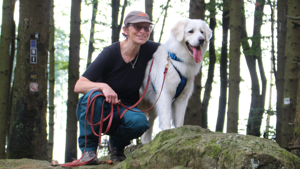 Die erfahrene Hunde-Trainerin Petra Krivy und ihr Hund Asha.