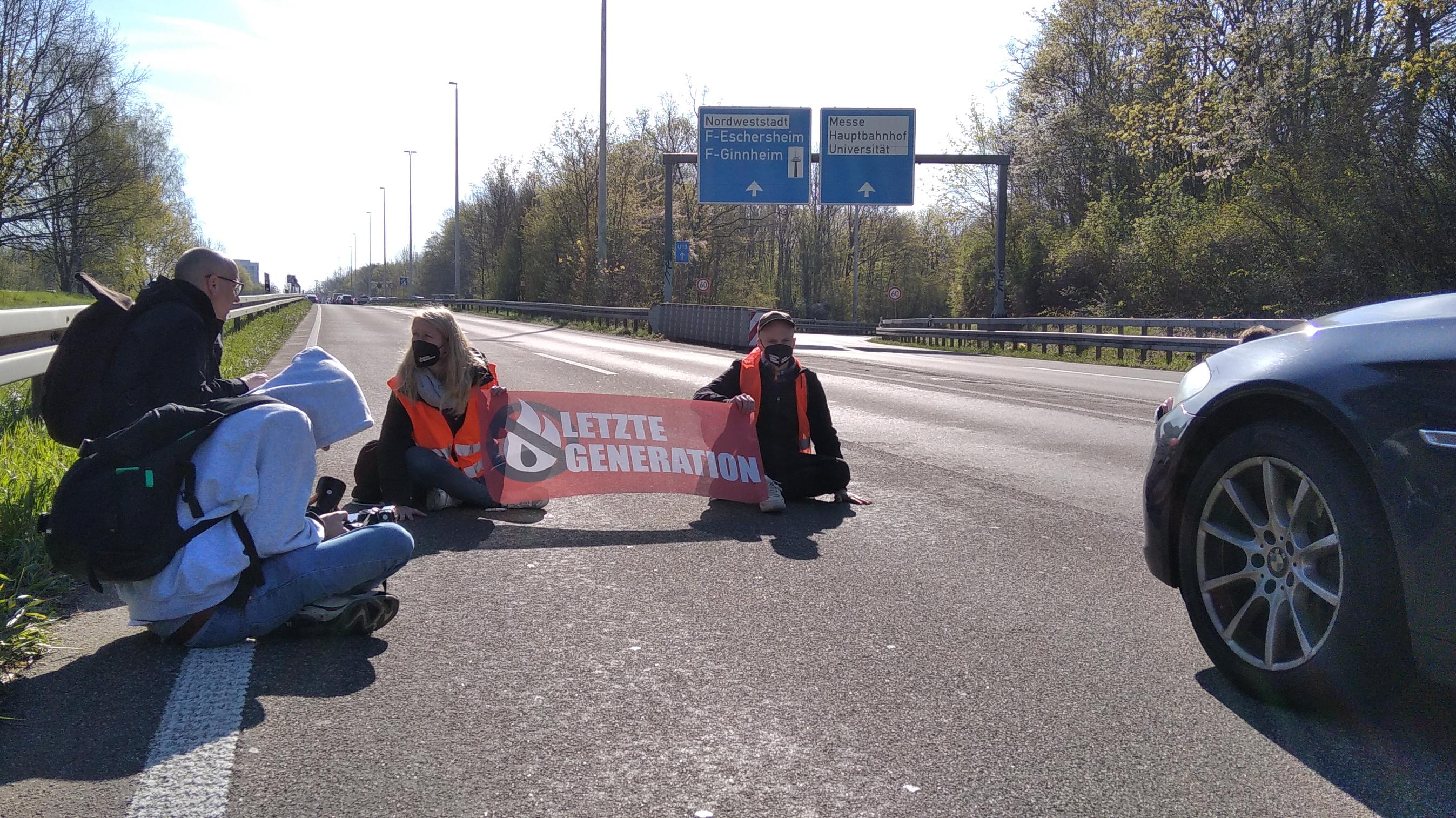 Aktivisten der "Letzten Generation" blockieren die Autobahn 66 in Frankfurt.