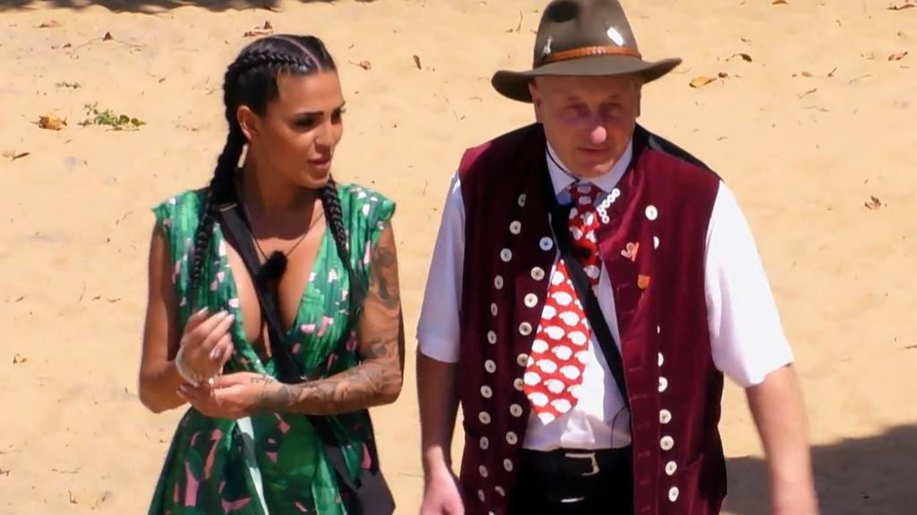 Elena Miras führt Schäfer Heinrich bei "Kampf der Realitystars" herum.