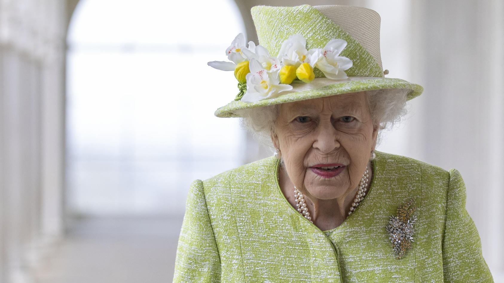 ARCHIV - 31.03.2021, Großbritannien, Runnymede: Die britische Königin Elizabeth II. besucht das Air Force-Gedenkmal im Rahmen eines Gottesdienstes anlässlich des hundertjährigen Bestehens der Royal Australian Air Force. Queen Elizabeth II. hat erneut