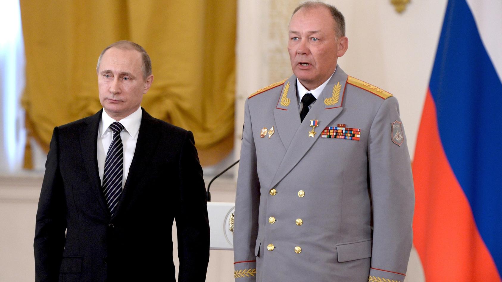 Der russische Präsident Wladimir Putin mit General Alexander Dvornikov