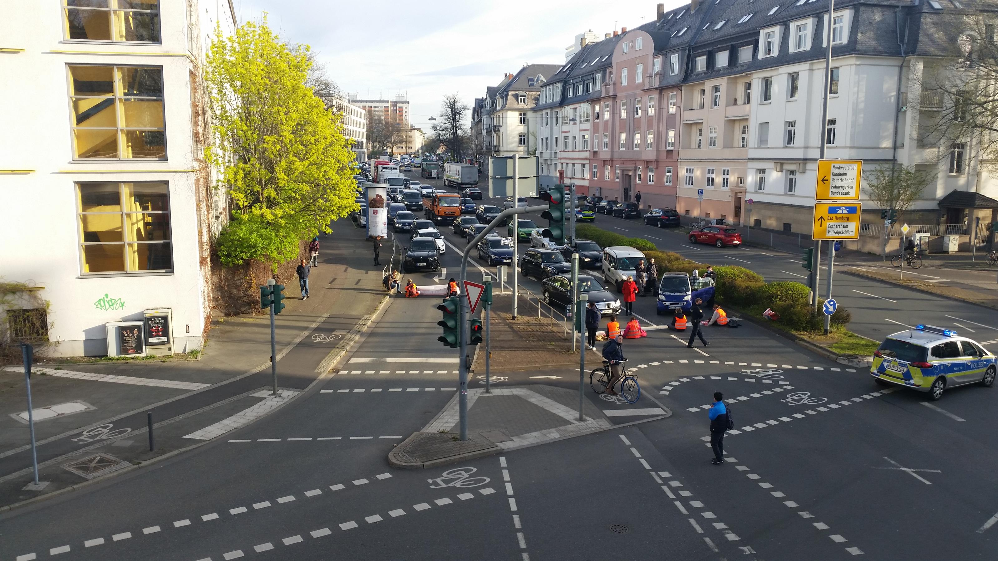 Aktivisten der "Letzen Generation" blockieren Frankfurt.