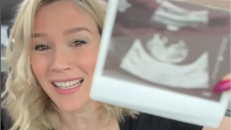 Joss Stone verkündet ihre zweite Schwangerschaft auf Instagram im April 2022.