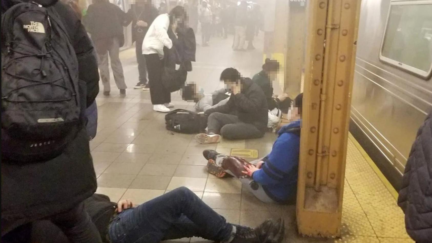 Sch Sse In New Yorker U Bahn Stadtteil Brooklyn Menschen Verletzt