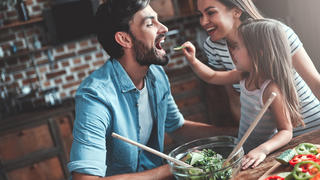 Junge Familie beim gemeinsamen Kochen.