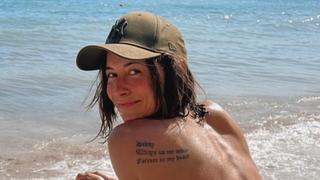 Jenny Lange zeigt sich oben ohne am Strand.