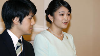 Die japanische Prinzessin Mako (r) und ihr Studienfreund Kei Komuro geben am 03.09.2017 bei einer Pressekonferenz in Tokio (Japan) ihre Verlobung bekannt. Ihre Hochzeit werde voraussichtlich im Herbst nächsten Jahres stattfinden, gab das Haushofamt bekannt. Foto: Shizuo Kambayashi/AP Pool/dpa +++(c) dpa - Bildfunk+++