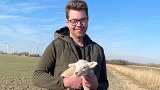 Schafhalter Tade (25) aus Schleswig-Holstein+++ Die Verwendung des sendungsbezogenen Materials ist nur mit dem Hinweis und Verlinkung auf RTL+ gestattet. +++