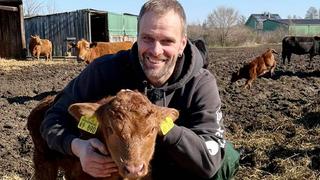 Rinderzüchter Steffen (43) aus Brandenburg+++ Die Verwendung des sendungsbezogenen Materials ist nur mit dem Hinweis und Verlinkung auf RTL+ gestattet. +++