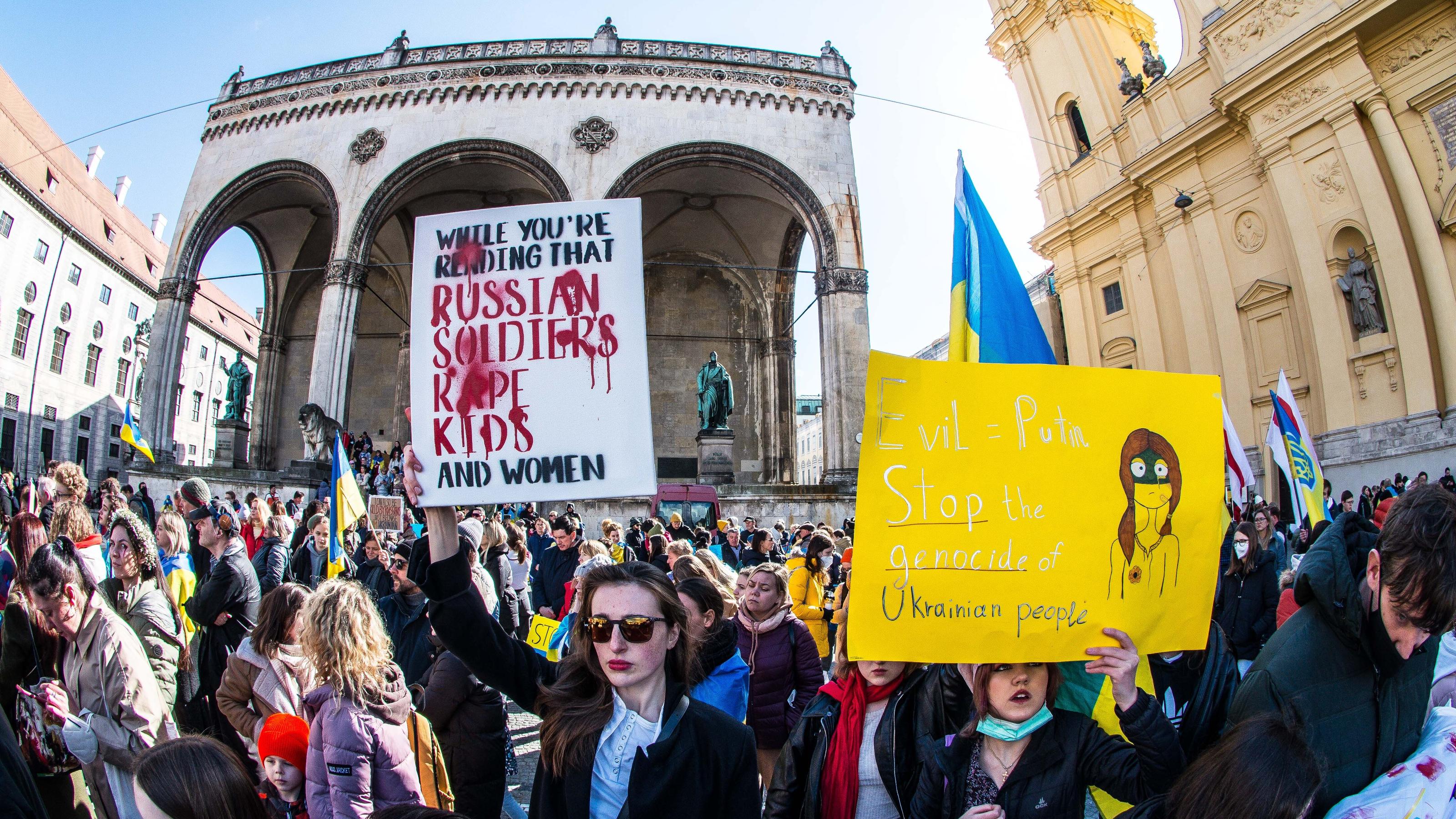 In München haben Menschen am 9. April gegen die sexuelle Gewalt russischer Truppen demonstriert.