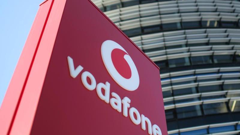 Das Vodafone-Logo steht vor der Vodafone-Deutschland-Zentrale. Foto: Federico Gambarini/dpa/Archivbild