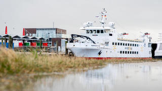 07.04.2022, Niedersachsen, Harlesiel: Das Fährschiff ·Wangerooge· der Deutschen Bahn liegt an einer Kaimauer im Hafen. Nachdem die Fähre am 31.03.2022 in der Hafeneinfahrt der Nordseeinsel Wangerooge auf Grund gelaufen ist, müssen sich Insulaner und Osterurlauber auf Änderungen im Fahrplan von und zu der ostfriesischen Insel einstellen. Foto: Hauke-Christian Dittrich/dpa +++ dpa-Bildfunk +++