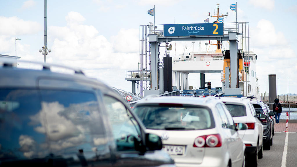 Niedersachsen, Norddeich: Touristen warten mit ihren Autos am Fährterminal im Hafen auf die Überfahrt zur Insel Norderney. Kurz vor den Festtagen werden in diesen Tagen noch einmal viele Osterurlauber an der niedersächsischen Küs