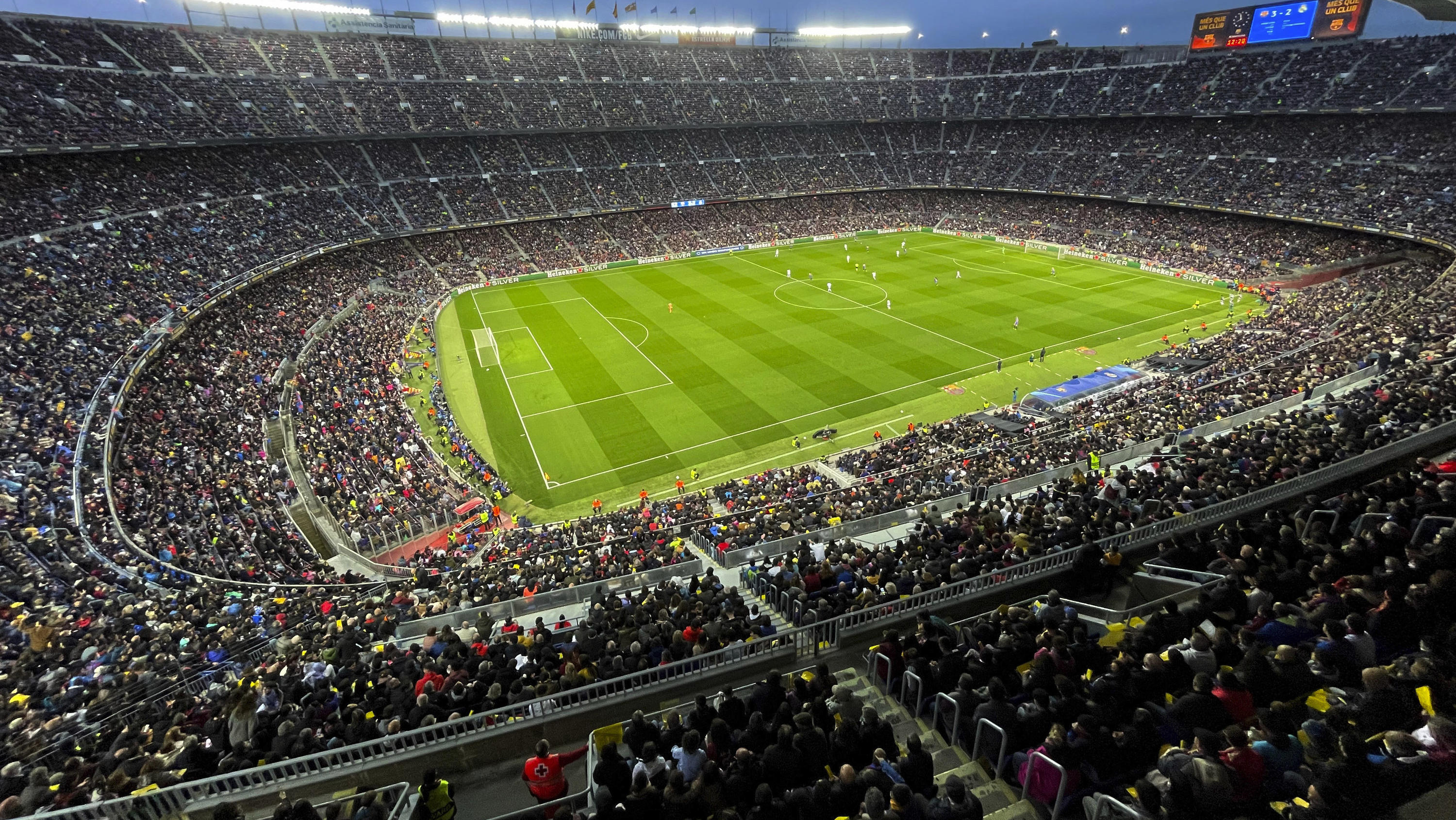 30.000 Eintracht-Fans unterstützen ihre Mannschaft in Camp Nou um den Einzug ins Halbfinale.