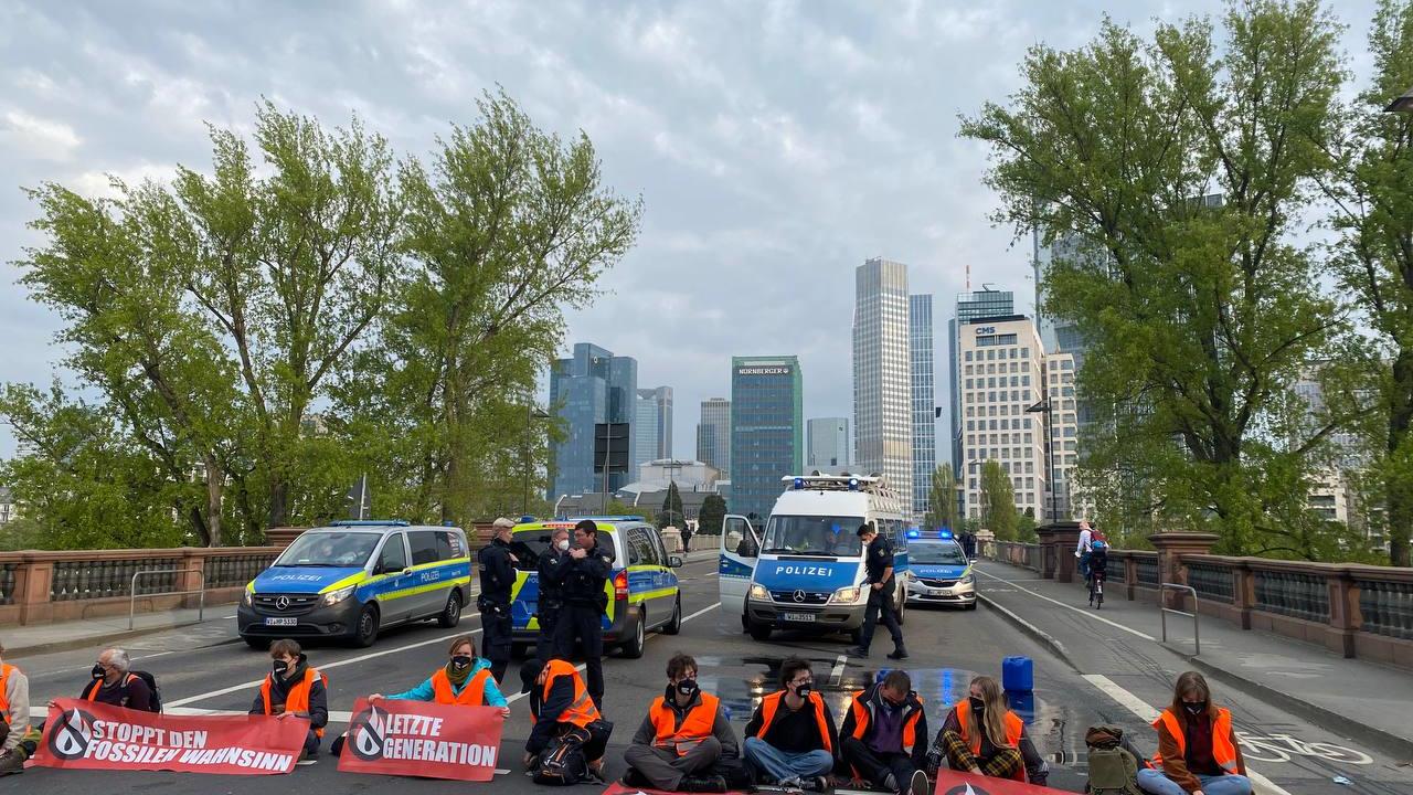 Umweltaktivisten versperren Brücken und Fahrbahnen in Frankfurt.