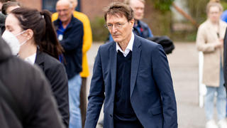14.04.2022, Schleswig-Holstein, Husum: Karl Lauterbach (SPD, M, Bundesgesundheitsminister, geht vor dem Klinikum Nordfriesland zu dem Auto, mit dem er gekommen ist. Die Generalstaatsanwaltschaft Koblenz ermittelt gegen eine Gruppe Männer und Frauen, die geplant haben soll, Lauterbach zu entführen. (Zu dpa «Lauterbach «bestürzt» über mutmaßlichen Entführungsplan») Foto: Axel Heimken/dpa +++ dpa-Bildfunk +++