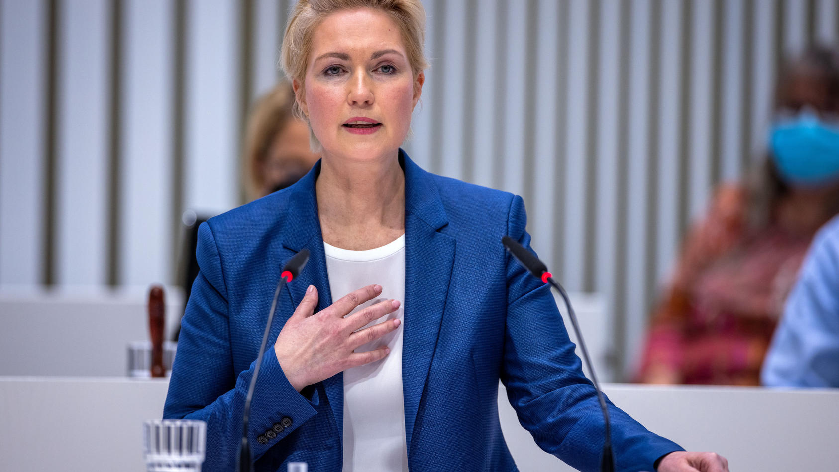 ARCHIV - 05.04.2022, Mecklenburg-Vorpommern, Schwerin: Manuela Schwesig (SPD), die Ministerpräsidentin von Mecklenburg-Vorpommern, gibt im Landtag von Mecklenburg-Vorpommern ihre Regierungserklärung ab. (zu dpa: «Manuela Schwesigs neue Energiepläne s