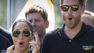 16.04.2022, Niederlande, Den Haag: Prinz Harry (r), Herzog von Sussex, und Meghan (l), Herzogin von Sussex, reagieren bei der Jaguar Land Rover Driving Challenge während der Invictus Games 2022 im Zuiderpark. Foto: Peter Dejong/AP/dpa +++ dpa-Bildfunk +++