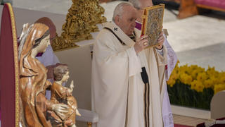 17.04.2022, Vatikan, Vatikanstadt: Papst Franziskus hält das Evangelienbuch während der katholischen Ostermesse auf dem Petersplatz hoch. Der Papst hält erstmals wieder seit Beginn der Corona-Pandemie den Gottesdienst zur Auferstehung Jesu Christi mit dem anschließenden Segen «Urbi et Orbi» auf dem Petersplatz vor Besuchern. Foto: Alessandra Tarantino/AP/dpa +++ dpa-Bildfunk +++