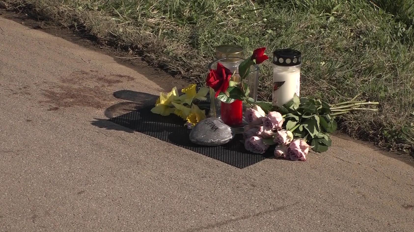 Allenberg (Bayern): Blumen und Kerzen am Ort des tödlichen Unfalls - in Gedenken an Christina S.