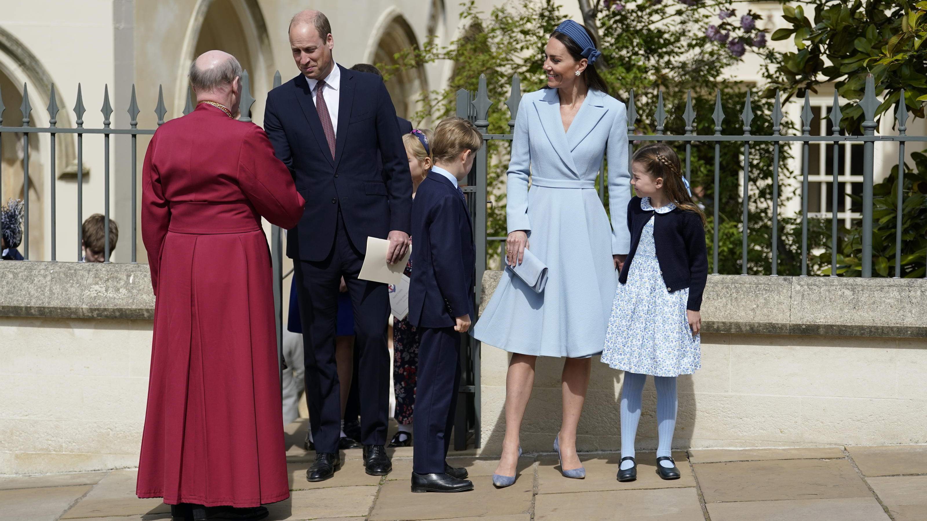 Prinz William und Kate mit Prinz George and Prinzessin Charlotte an der St. George's Chapel beim Schloss Windsor am Ostersonntag 2022.