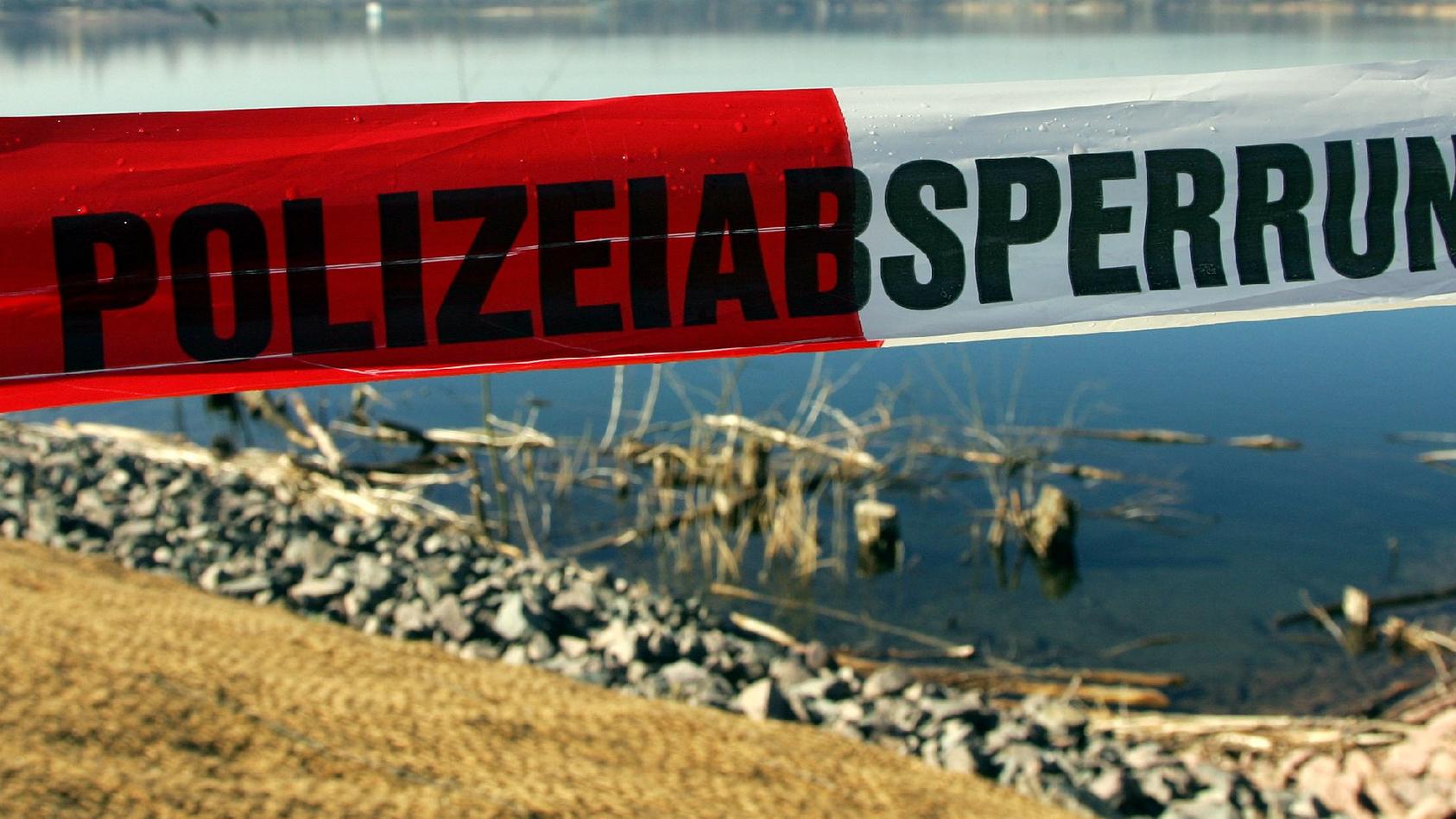 Mit einem rot-weißen Band hat die Polizei am Montag (12.03.2007) eine Stelle am Sandersdorfer See nahe Bitterfeld abgesperrt, an der am Wochenende eine Babyleiche entdeckt worden war. Das Neugeborene lag in einem blauen Plastiksack in der Uferzone, w