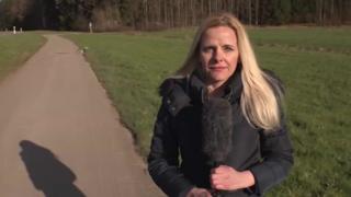 RTL-Reporterin Daniela Vukovic am Unfallort. in Bayern.