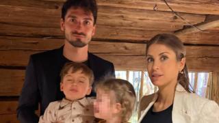 Mats und Cathy Hummels mit Sohn Ludwig und dessen Cousine.