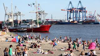 Ausflügler nutzen am Dienstag (02.08.2011) das sommerliche Wetter für einen Besuch am Elbstrand in Hamburg. Nach Angaben der Meteorologen sollen sich in den kommenden Tagen Sonne und Wolken bei Temperaturen um 23 Grad Celsius abwechseln. Foto: Bodo Marks dpa/lno  +++(c) dpa - Bildfunk+++